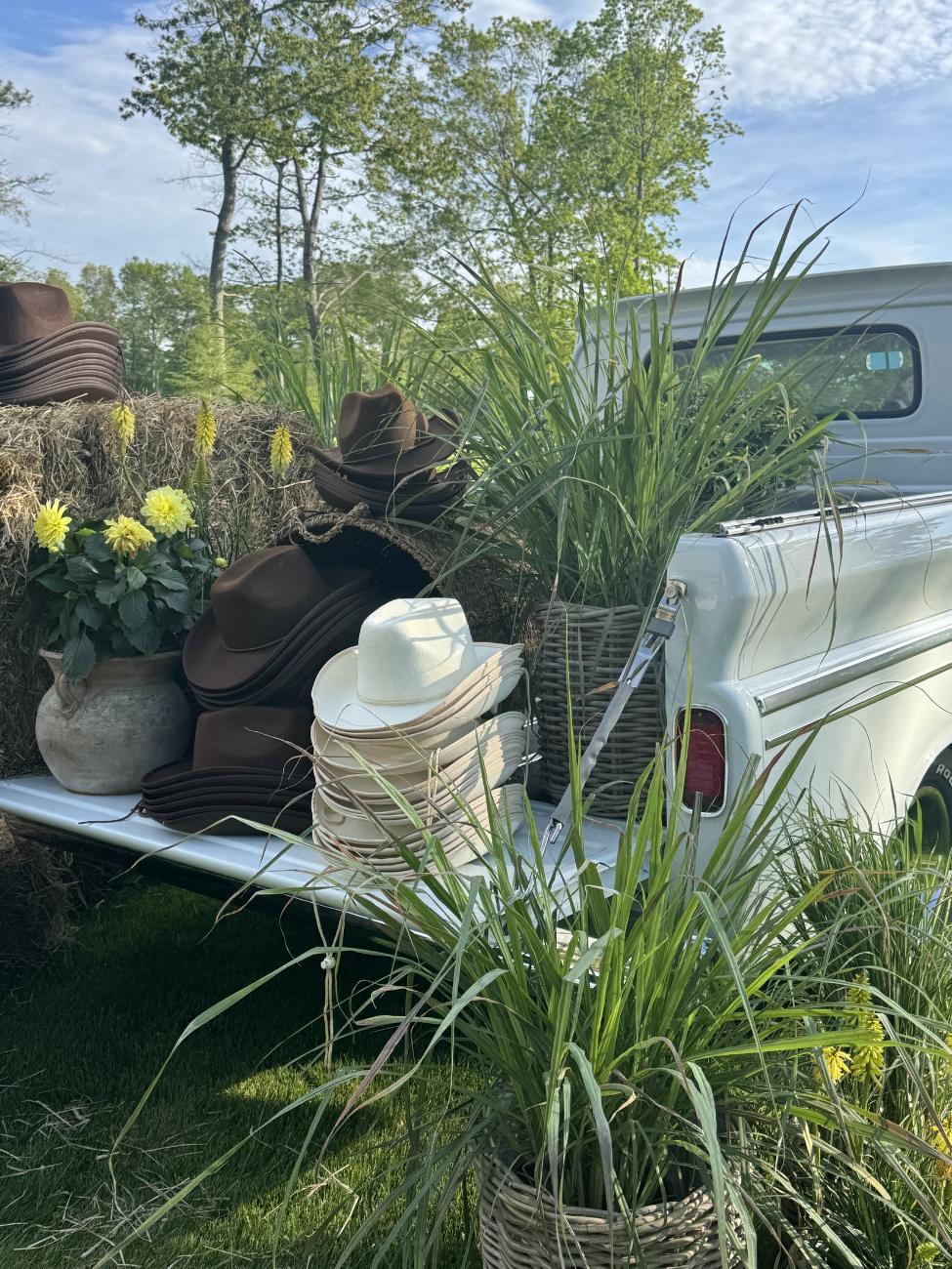 Truck loaded with décor for distribution